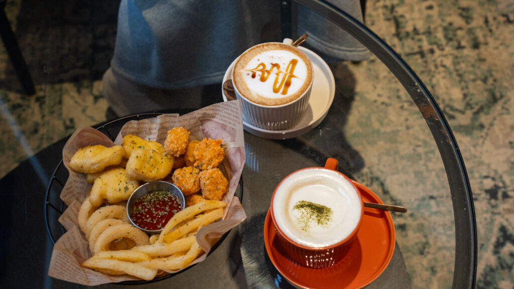 招財咖啡、新竹咖啡廳、貓咪主題咖啡廳、水豚咖啡廳、卡皮巴拉、新竹下午茶、新竹餐廳推薦、水豚互動、老宅咖啡、老屋咖啡、拿鐵、焦糖瑪奇朵、布丁、炸物、薯條、雞塊、洋蔥圈、新竹推薦咖啡廳