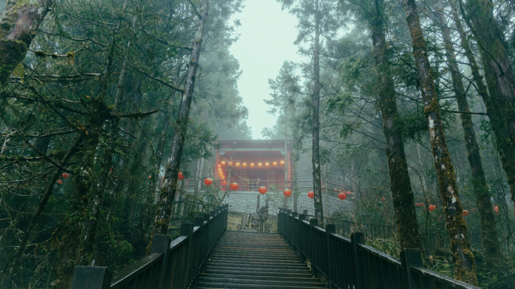 逃離現實走進遊戲畫面中的遺落之境—太平山國家森林遊樂區 太平山,宜蘭太平山,太平山住宿,太平山遊樂區,太平山森林遊樂區,太平山天氣,太平山蹦蹦車,森林鐵道,森林步道,健走步道,登山步道,鐵道,肖楠館