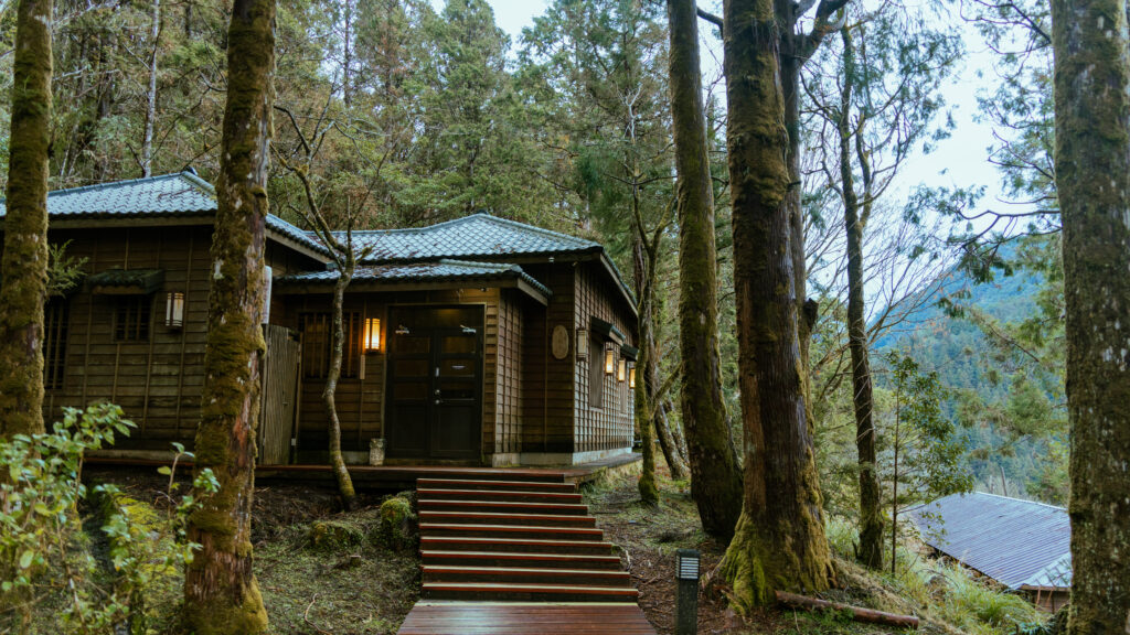 逃離現實走進遊戲畫面中的遺落之境—太平山國家森林遊樂區 太平山,宜蘭太平山,太平山住宿,太平山遊樂區,太平山森林遊樂區,太平山天氣,太平山蹦蹦車,森林鐵道,森林步道,健走步道,登山步道,鐵道,肖楠館