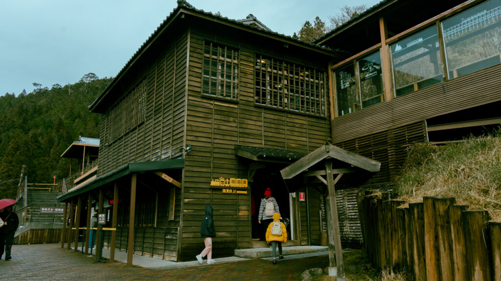 逃離現實走進遊戲畫面中的遺落之境—太平山國家森林遊樂區 太平山,宜蘭太平山,太平山住宿,太平山遊樂區,太平山森林遊樂區,太平山天氣,太平山蹦蹦車,森林鐵道,森林步道,健走步道,登山步道,鐵道,肖楠館,背包客,雲海咖啡廳,太平山餐廳